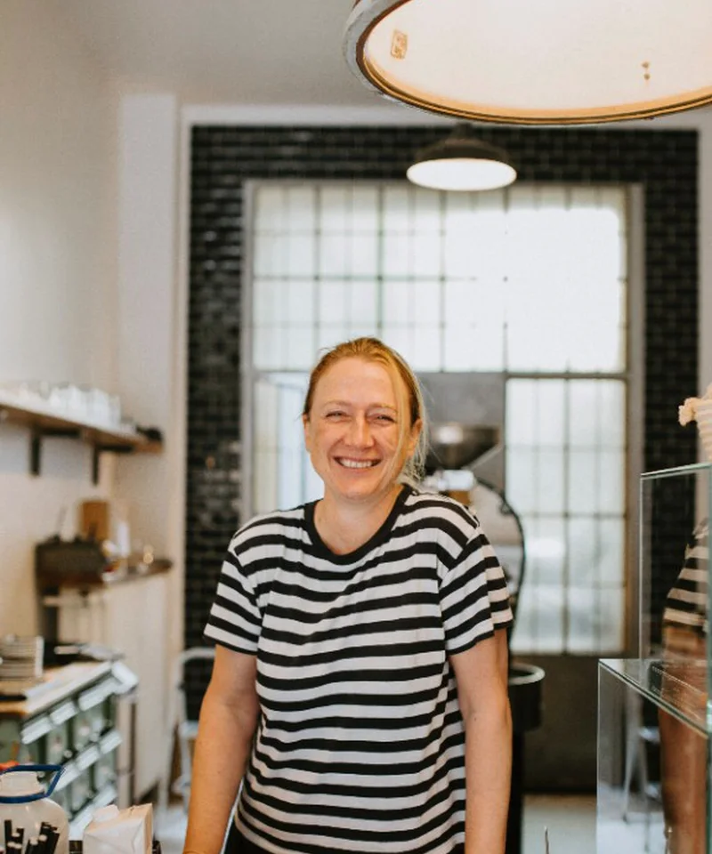 Maren Ernst hinter der Theke in der ERNST Kaffeerösterei