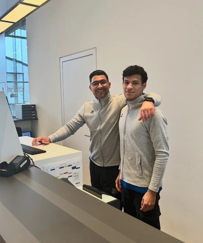 Bilal Al-Sarray mit Kollege an der Rezeption, Praxis Bilal